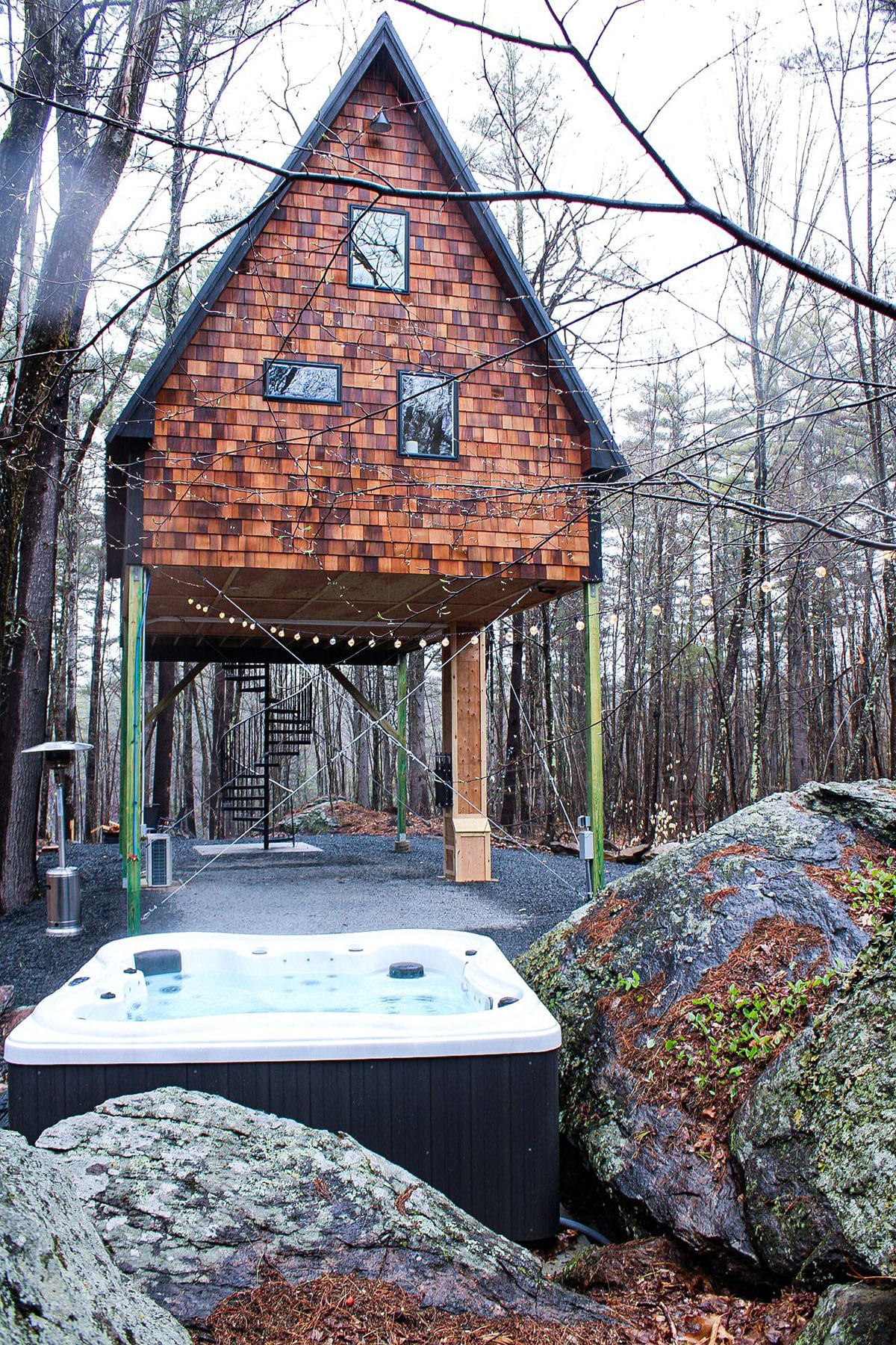 Hot tub nestled in the rocks at Sky Frame