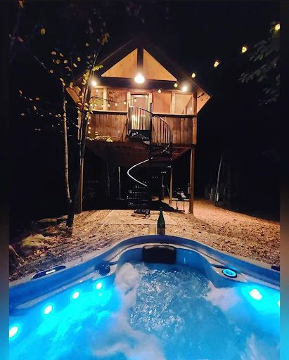 Romantic Maine Treehouse with hot tub